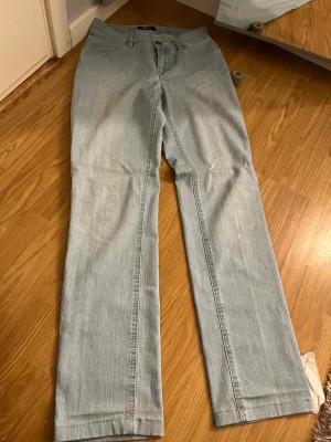 Lågmidjade jeans - Lågmidjad straigt jeans med skit snygga fickor