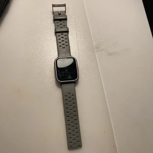 Denver klocka - Säljer nu min denver klocka för att jag har en annan! Lite repor, man får med laddare och bandet son är lite trasigt på ena sidan. Kan skicka bilder!! Pris diskuteras, köpare står för frakten!😊