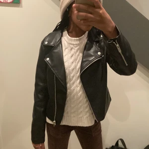 Skinnjacka⚡️ - Snygg skön skinnjacka⚡️använd få antal gånger och finns inga skador eller hål i den💕gott som ny🥰säljer den pågrund av att jag kommer växa ur den till våren🍂lagom var oxå🤍köpte jackan för 400kr. om du vill ha mer bilder så skickar jag privat💓