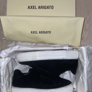 Arigato sneakers - Riktigt bra skick 9/10 använt ett par få gånger. Säljer dem för inte min storlek längre. Skriv till mig för fler bilder! Pris kan också diskuteras