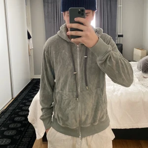 Limitato hoodie  - Limitato hoodie köpt för något år sedan knappt använd, lite missfärgad i luvan annars väldigt bra skick. 8/10. Bara skriva om du vill ha fler bilder eller andra frågor. 