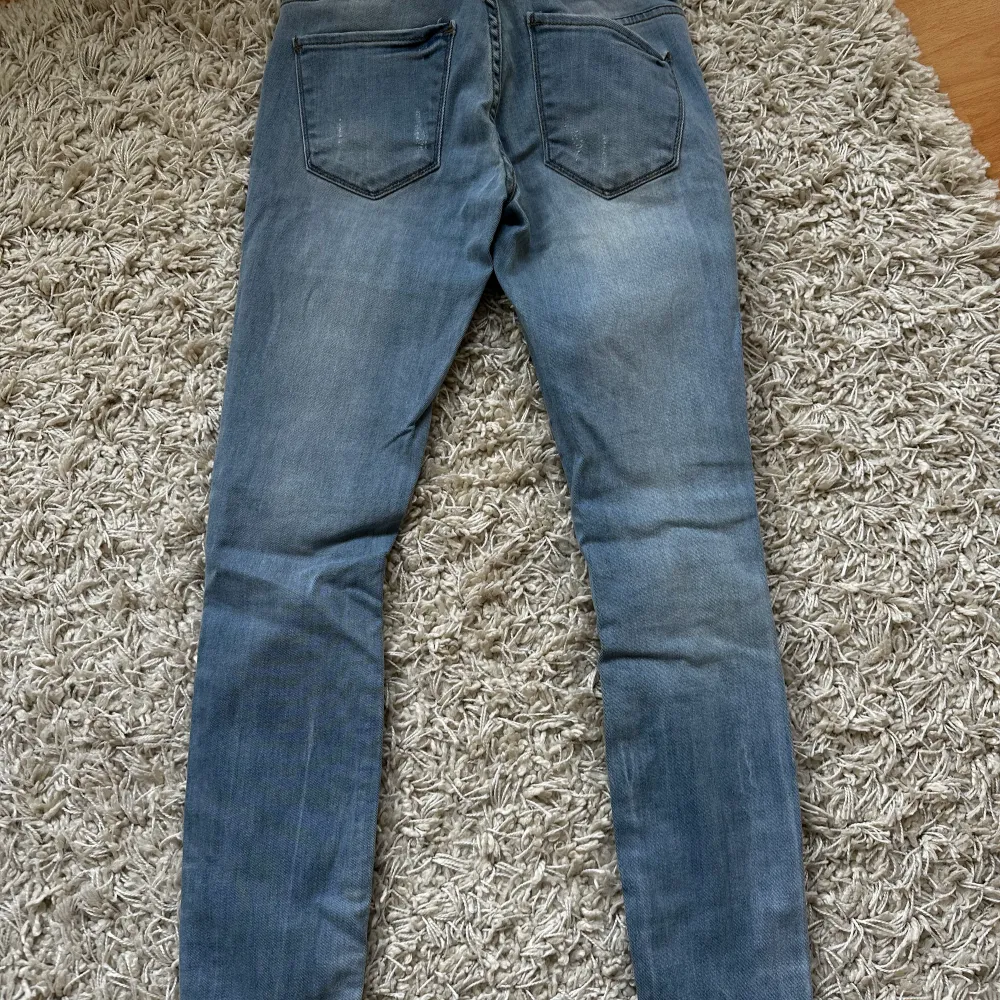 Jeans från Gina Tricot märke Kristen.  Storlek 26/30.. Jeans & Byxor.