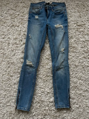 Jeans  - Jeans från Gina Tricot märke Kristen.  Storlek 26/30.