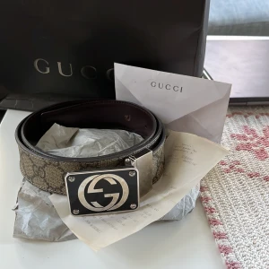 Gucci bälte  - Tja säljer nu mitt Gucci bälte i jätte bra skick, knappt använt, det är en lite äldre och rare modell från Gucci. Mitt pris 1099. Köpt i Danmark i Gucci butiken .Gucci kort och kvitto medföljer vid köpet. Skriv vid minsta lilla. MVH Simon 