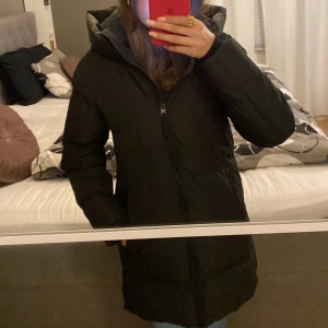 Vinter jacka - Säljer min vinter jacka då den ej kommer till någon användning köpte förra året väldigt bra jacka inför vintern tjock tål vatten. Köpt från kidbrandestore original pris:1100kr mitt pris:800kr skulle nog säga att den kan även vara Xxs och xs i storleken.