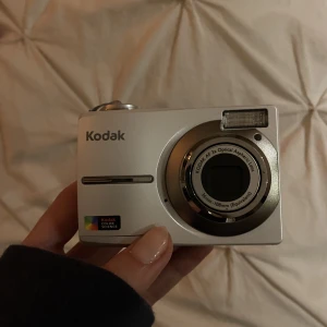 Digitalkamera - Kodak digital kamera fungerar med vanliga AAbatterier 