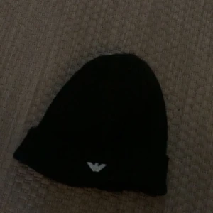 Armani mössa - Säljer min Armani mössa, då den aldrig kommer till användning. Skriv privat för fler bilder 