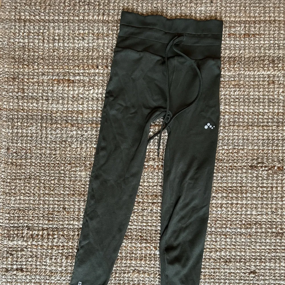 Oanvända tights från Onlyplay i fin militärgrön färg. Hög midja som går att knyta åt. Stretchigt och skönt tyg. 💚. Jeans & Byxor.