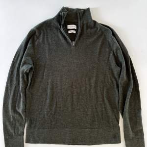 Säljer denna feta Half zip tröjan som passar perfekt till hösten och är i sjukt najs merinoull. Cond 9/10.