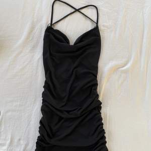 svart klänning från zara storlek S
