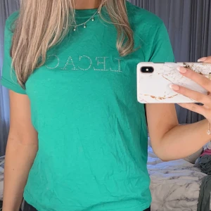 Grön lecacci t-shirt - Grön lecacci t-shirt. Bra skick använd sparsamt. Nypris 299kr, frakt tillkommer🩷