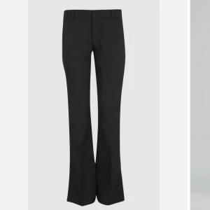 Vera kostymbyxor  - Säljer mina populära kostymbyxor från bikbok i modellen Vera. Kostymbyxorna är lågmidjade och i bra skick. Säljer då de blivit för små för mig💕