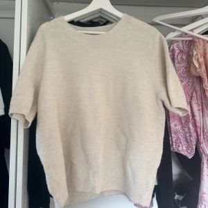 Stickad T-shirt  - Säljer denna skitsnygga stickade t-shirt i storlek s. 400kr