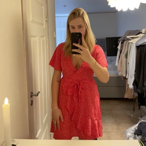 Klänning - En superfin sommarklänning i storlek S. Helt oanvänd🌸 