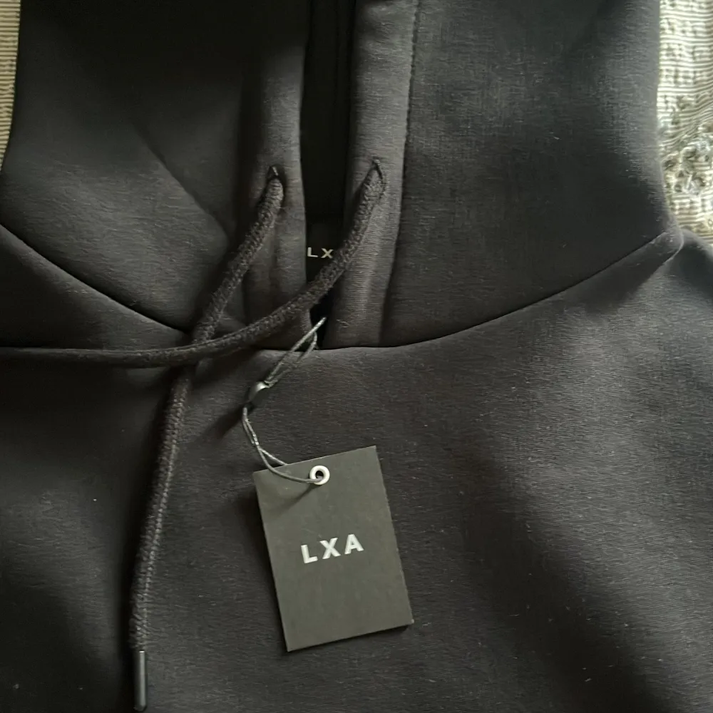 Säljer denna helt oanvända hoodie från lxa då jag har liknande! Nypris 890kr. Hoodies.