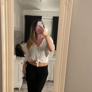 Vit blus - Super fin blus från bershka med knappar och en knytning längst ner. Arma är trekvart och lite större❤️‍🩹 materialet är lite genomskinlig🥰