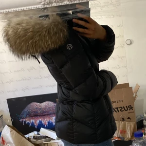 Hollies Jacka - Fin Hollies vinterjacka i storlek 34/xs. Nypris 5000. Dunjacka med äkta päls. Köpt förra vintern, endast använd enstaka ggr och ser ut som nyskick. 