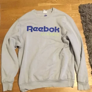 Reebok Classic Baby Blue Sweather - Den e ganska snygg, men jag brukar inte använda den längre och jag behöver pengar. Prisen kan diskuteras 