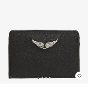 Zadig & Voltaire korthållare - Svin snygg Zadig korhåller, välanvänd fast ändå i bra skick🩷 Ytterst lite slitningar på märket därav priset. Köpt för 850kr o säljer för 350kr. Säljer då jag köpt ny