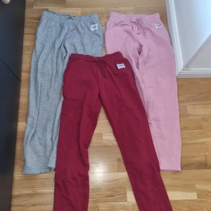 Andy by Frankdandy mjukisbyxor - Tre par Andy by Frank Dandy mjukisbyxor i storlek XS -Rosa -Grå -Röda Använda förra sommaren och är en nopprig modell  Hämtas hos mig i Bagarmossen