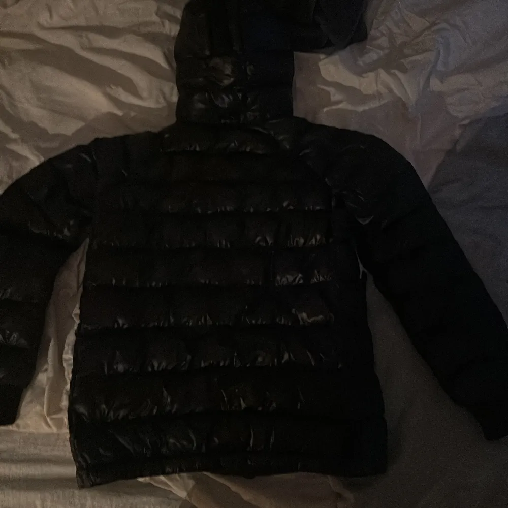 Säljer nu min peak performance jacka den är varm och skön har haft den i 1år men har inte använt den så mycket. Den har storlek 160 och passar mig som är 15 år, Den har även lite glans i sig som är väldigt fint. Takit.