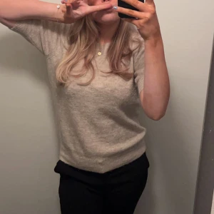 Stickad t-shirt! - Såååå fin stickad tröja!❤️ säljer pga har för många i gaderoben. Använd väligt få gånger. Hör av er för med bilder eller info!❤️