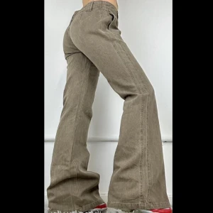 Vintage Lågmidjade jeans - Snyggaste och mest unika jeansen köpta på depop för 500kr men tyvärr aningen små. Hennes mått var w34 l 34.5, står storlek 42 inne i byxorna men eftersom dom är vintage så är de små i storleken. Skulle säga att de är  storlek 38-40