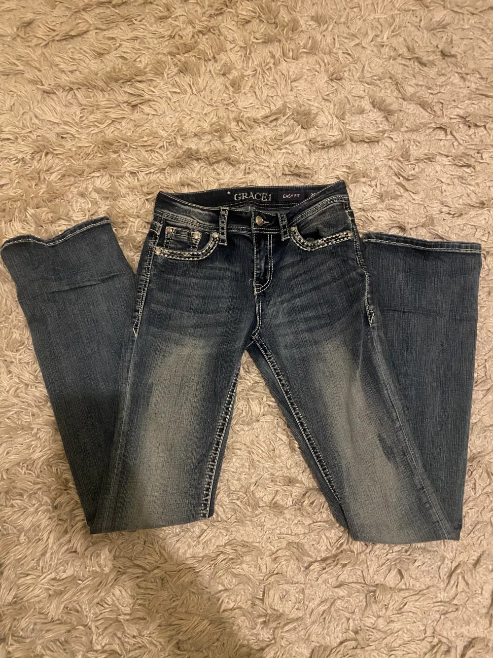 Super fina bootcut jeans i storlek 25. Säljer då dom inte kommer till använding💗. Jeans & Byxor.