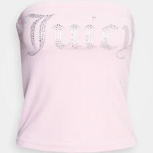 Juicy Couture tubtopp - En tubtopp från Juicy Couture med text i silvriga stenar. I väldigt bra skick pga inte använd.