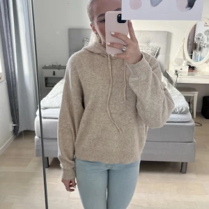 Stickad hoodie  - Intressekoll på min stickade hoodie från Lindex, köpt i somras, använd fåtal gånger as skönt material❣️