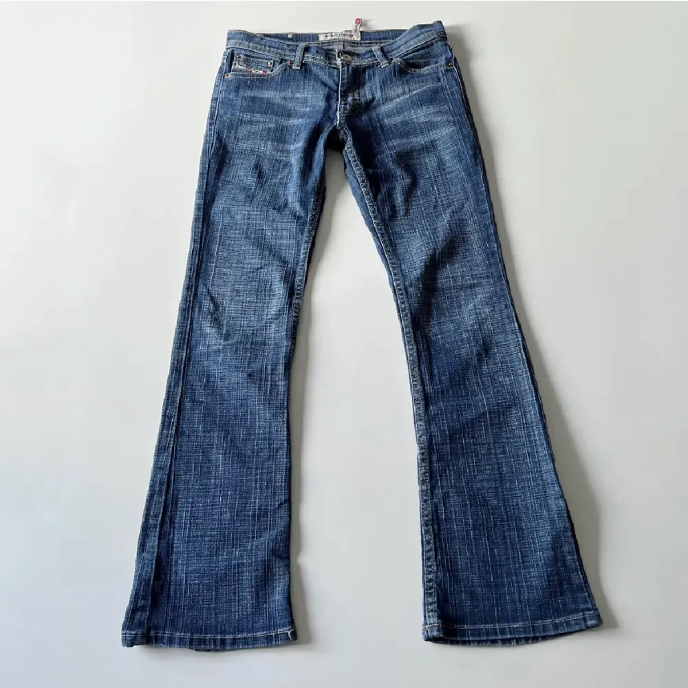 Säljer vidare dessa superfina lågmidjade jeans som tyvärr inte passade mig. Står storlek M men skulle abslout säga XS. Midjemått 74cm. Innerbenslängd 74 cm. . Jeans & Byxor.