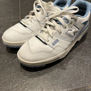New balance 550 - Säljer ett par feta 550s i unc blue knappt använde då de inte passar min stil, box och kvitto finns. pris kan diskuteras 