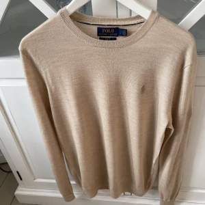 Ralph Lauren tröja  - Säljer denna Ralph Lauren tröja i storlek S. Tröjan är i ett väldigt bra skick. Tveka inte att höra av dig vid minsta fundering! 😃