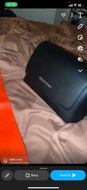 Valentino väska - ❗️Intressekoll❗️ Valentino väska, OBS Väsk remen på andra bilden finns inte, istället är det en lite längre svart rem där det är några egna gjorda hål för att väskan ska kunna anpassa sig och vara lite kortare. Skriv om du vill ha fler bilder på det❣️