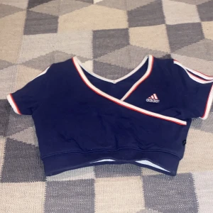 Retro Adidas topp - As snygg marinblå adidas topp, Köpt på beyond Retro. Skriv för fler frågor:)