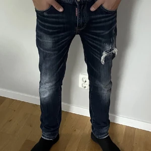 Dsquared2 jeans - Använda mycket sparsamt därav är skicket 9/10. Storleken är 46 (vilket motsvarar storlek 31/32) . Hör av dig vid funderingar. Pris kan diskuteras! 