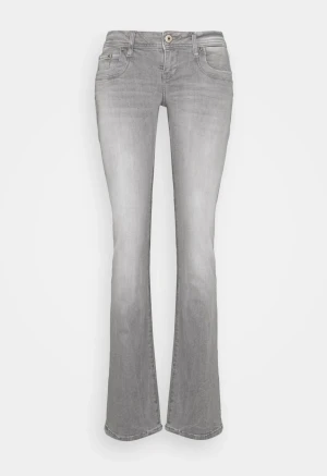 Grå Ltb Jeans  - Skit snygga Ltb jeans som knabbt är använda, säljer då dom tyvär ej kommer till användning, helt slutsålda på hemsidan, skriv om du har några frågor, möts upp i Sthlm eller fraktar🤍