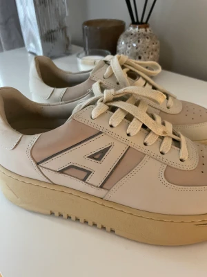 Axel arigato skor  - Axel arigato skor, använda ca 2ggr i stl 37,passar stl 38.