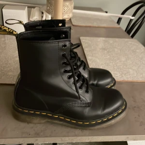 Dr Martens  - Dr Martens i nästan nyskick i stl 38
