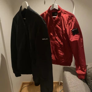 Replay jackor  - Feta replay jackor som är st L men passar bäst S/M. Jackorna är självklart äkta✅ Fler bilder kan skickar om det önskas. Jag är inte väldigt insatt i märket men kan tänka mig ta  600 för båda och 350 kr st😀 kan sänka mig i pris duktigt vid snabb affä