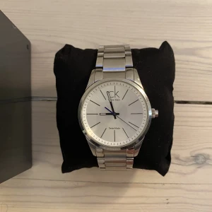 Calvin Klein klocka - Stilren Calvin Klein klocka. Använd men i fint skick. Extra länk medföljer. Batteri behöver bytas ut. Skriv för fler bilder :)