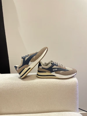 Skor  - Boss skor i st 42 helt nya  Ny pris 2300  