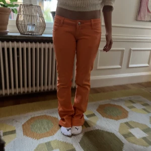 Lågmidjade oranga jeans - Super coola och unika oranga jeans! Coola bakfickor och najs färg! 