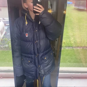 Fjällräven jacka  - ❌Lånade bilder❌säljer min fjällräven jacka i använt skick, storlek M men passar mig som är S men även större storlekar som L. Dragkedjan strular men alla knappar fungerar. Sedan har även ett av snörena som hänger ut slitage. Skriv för fler bilder. 