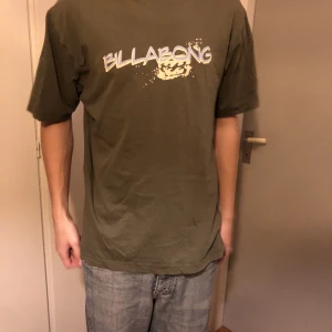 Grön Billabong tshirt  - Grön billabong tshirt i storlek L men passar mig som har S/M