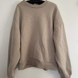 Säljer denna sweatshirt från Gina tricot i storlek xs. Fint skick, använd fåtal gånger 