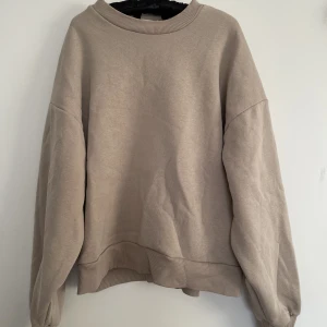Sweatshirt  - Säljer denna sweatshirt från Gina tricot i storlek xs. Fint skick, använd fåtal gånger 