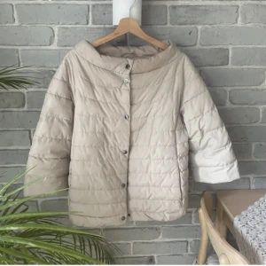 Trekvartsärmad jacka - TRYCK EJ PÅ KÖP NU🙏  Säljer denna superfina trekvartsärmade jackan från Guess som tyvärr inte kommer till användning då den är för stor för mig💓