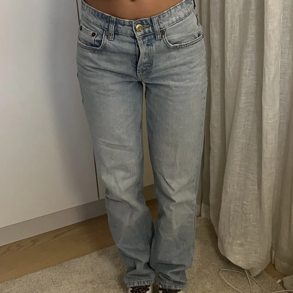 Nästan oanvända ljusa jeans från Zara. Säljer för att jag har ett par liknande. Jag är 170 lång. Skriv privat vid frågor 💕. Jeans & Byxor.