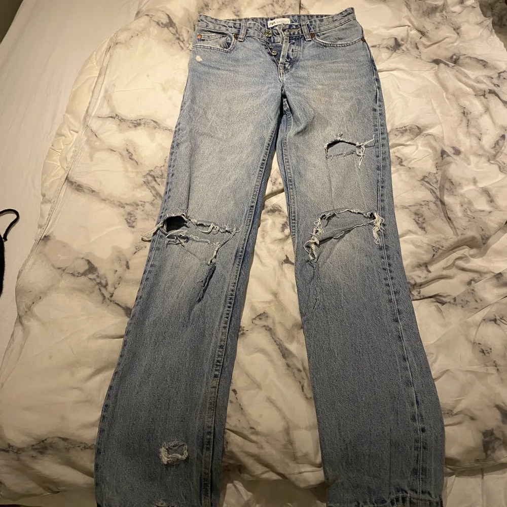 Mid/low waist jeans från zara i storlek 34. Säljer då dom tyvärr blivit försmå🩷🩷. Jeans & Byxor.